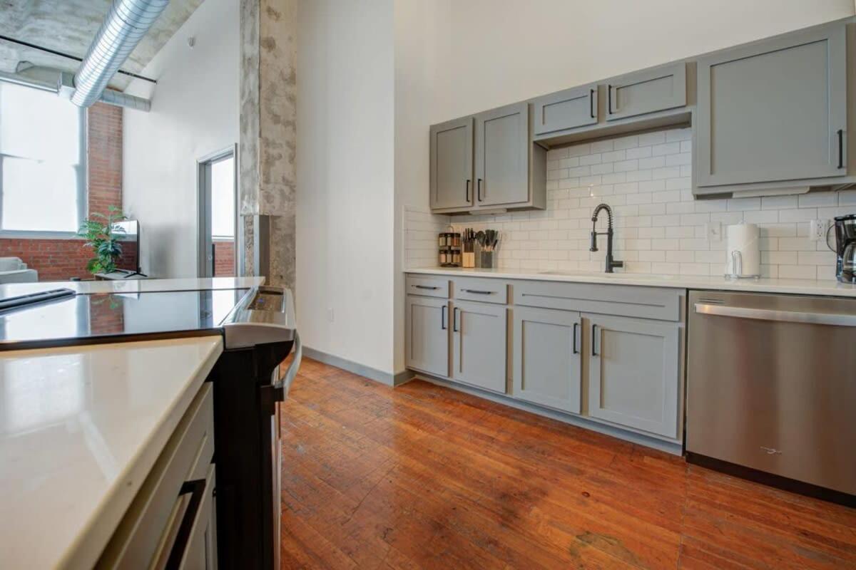 2Br 2Ba Spacious Historic Loft With Gym By Envitae Kansas City Bagian luar foto