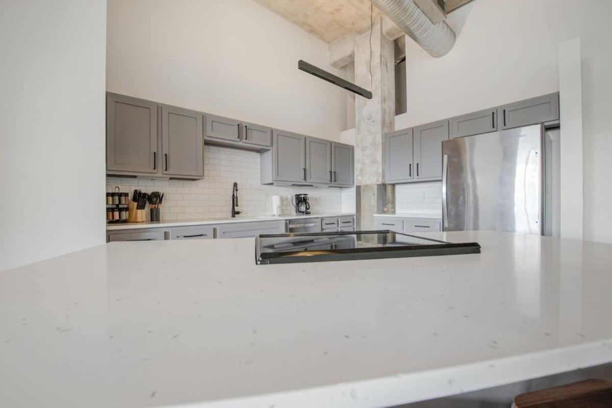 2Br 2Ba Spacious Historic Loft With Gym By Envitae Kansas City Bagian luar foto