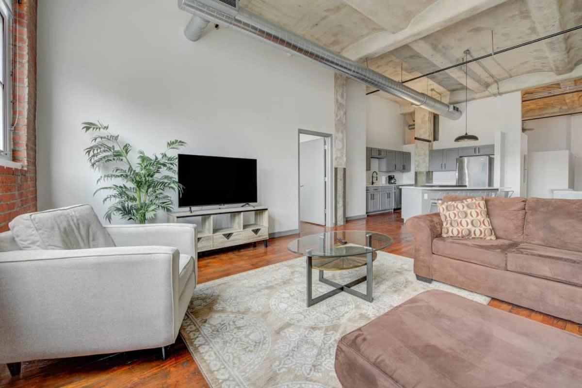 2Br 2Ba Spacious Historic Loft With Gym By Envitae Kansas City Bagian luar foto