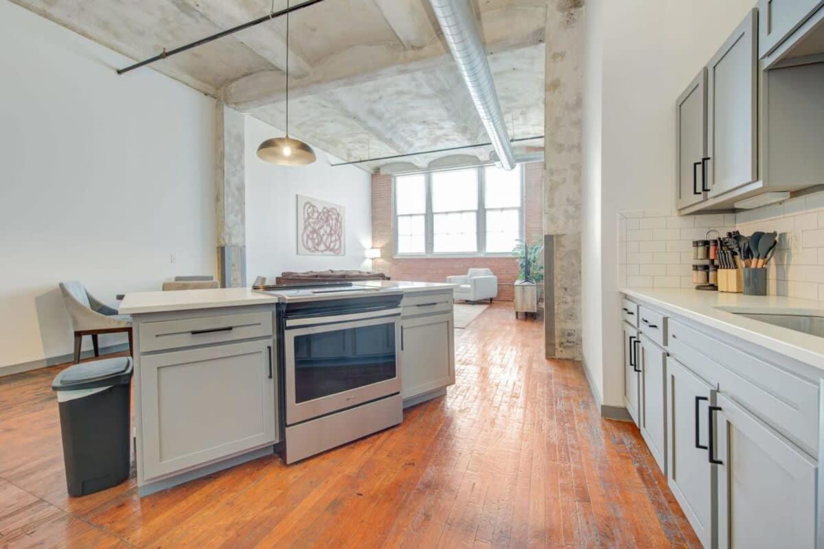 2Br 2Ba Spacious Historic Loft With Gym By Envitae Kansas City Bagian luar foto